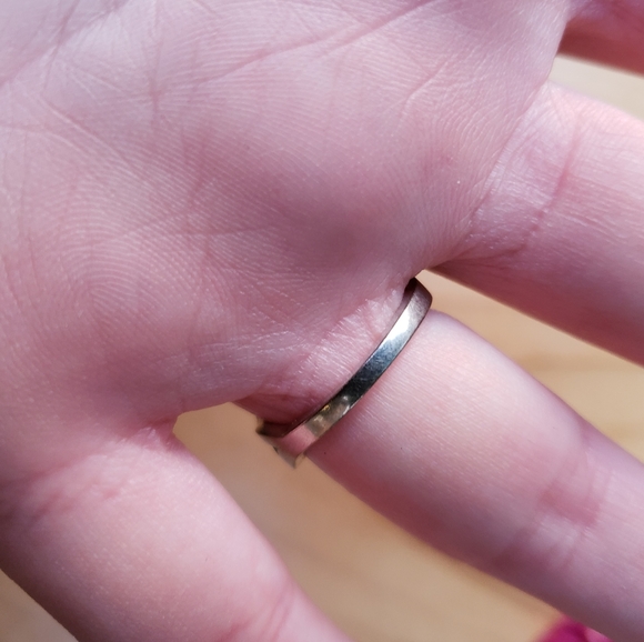 Stunning 10K Solid White Gold and Natural Diamonds Handcrafted Engagement Ring - Picture 6 of 8